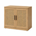 Schrank aus Holz mit Rattantüren und Metallgriffen