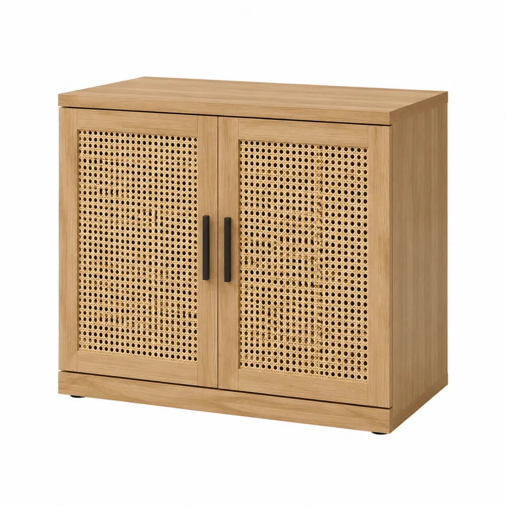 Schrank aus Holz mit Rattantüren und Metallgriffen