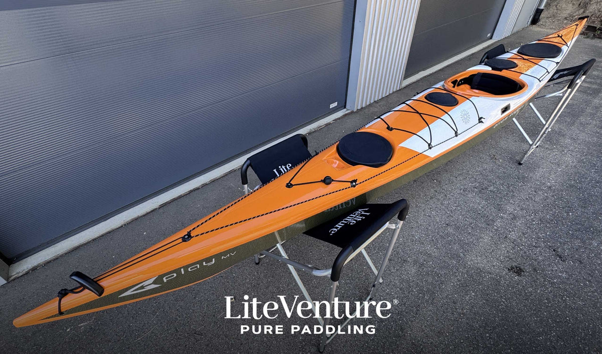 Arrow Kayaks Seekajak Arrow Play MV Seekajak-Carbon/Kevlar Layup-Orange/Weiss/Sichtcarbon Steuer Skeg